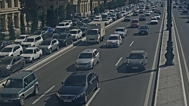 Bu yollarda güclü tıxac müşahidə olunur - FOTOLAR