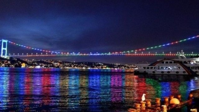 İstanbulda körpülər bayrağımızın rəngləri ilə işıqlandırıldı