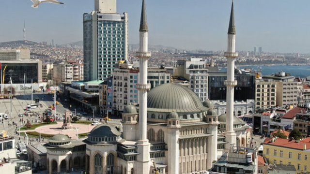 Taksim məscidi ibadətə açıldı -FOTOLAR