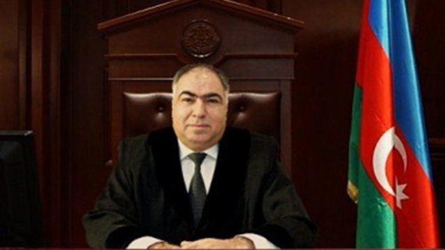 Əfqan Hacıyev jurnalistləri Rafiq Bayramovun məhkəməsindən çıxardı - VİDEO
