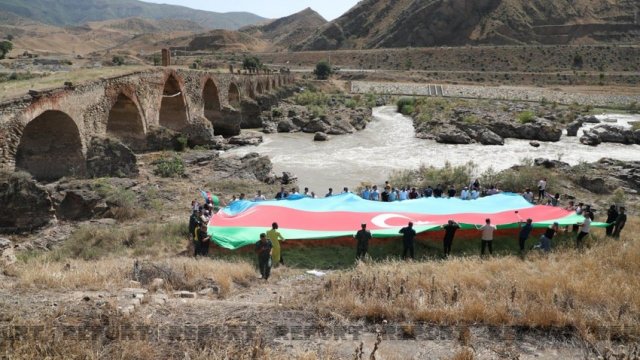 Xudafərində nəhəng bayraq açıldı - FOTO