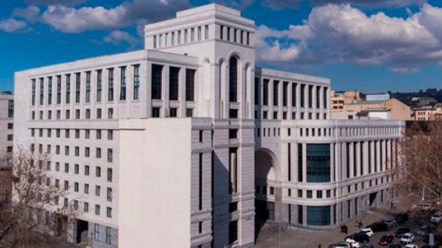 Ermənistanda XİN rəhbəri müavinləri tam heyətlə istefa verdi