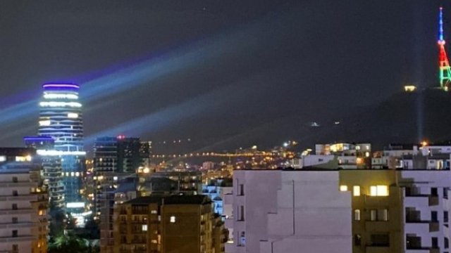 Tbilisi teleqülləsi Azərbaycan bayrağının rəngləri ilə işıqlandırılıb - FOTO