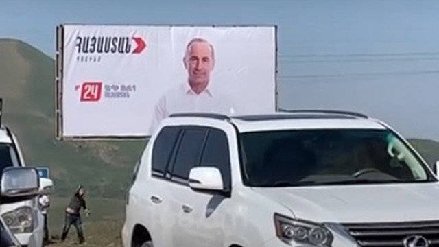 Ermənistanda seçki plakatları daşa basıldı - VİDEO