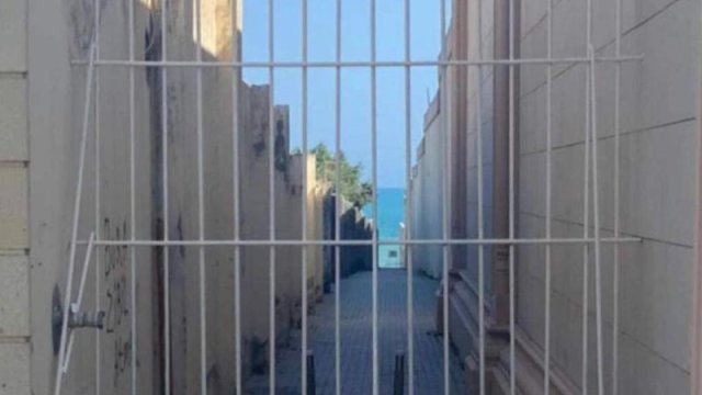 Bakıda çimərliyi insanların üzünə bağladılar - FOTO