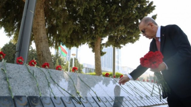 Ərdoğan Bakıda Türk şəhidliyi abidəsini ziyarət edib - FOTO