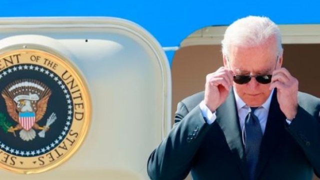 Bayden şəxsi əşyasını Putinə bağışladı