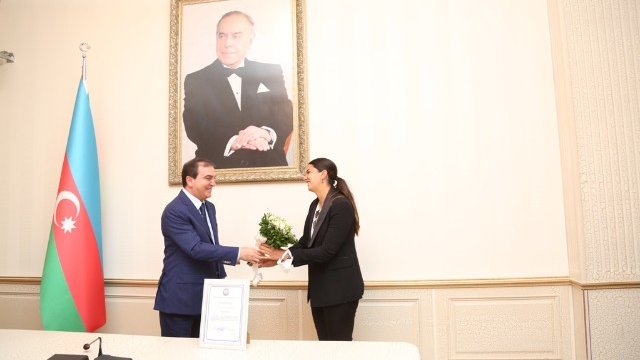 Gəncənin icra başçısı Fulya Öztürkə samovar hədiyyə etdi - FOTO