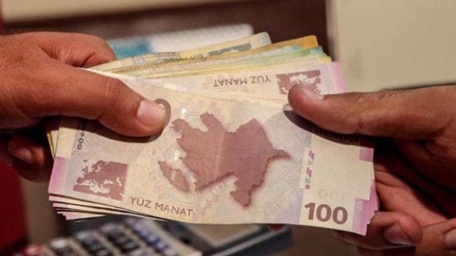 Dövlət qulluqçularının maaşı artıb