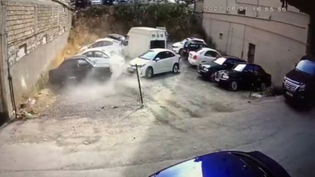 Bakıda ağlasığmaz qəza: Sürücü əyləclə qazı səhv saldı – VİDEO