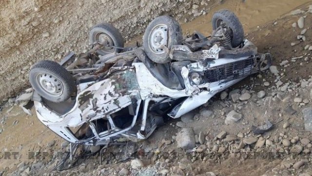 Qubada avtomobil qayadan aşdı, sürücü öldü - FOTO