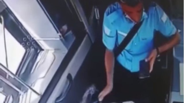 Telefonla oynayan sürücü belə qəza törətdi - VİDEO