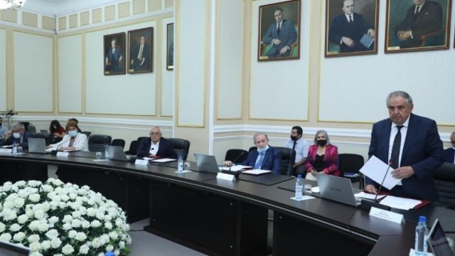 AMEA-nin bir neçə institutunun baş direktoru yenidən təsdiqləndi
