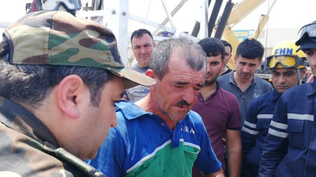 Xilasedicilər intihara cəhd edən şəxsi fikrindən daşındırdı - FOTOLAR