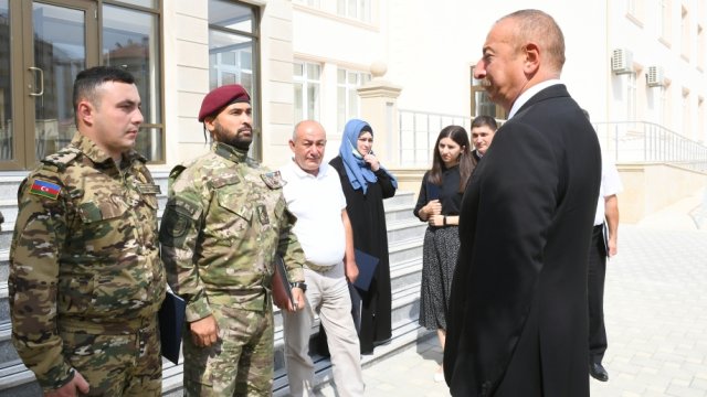 İlham Əliyev şəhid ailələri ilə görüşdü - FOTO (YENİLƏNİB)