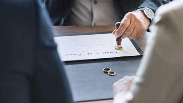 Naxçıvanda ər işləmək istəyən arvadını boşadı