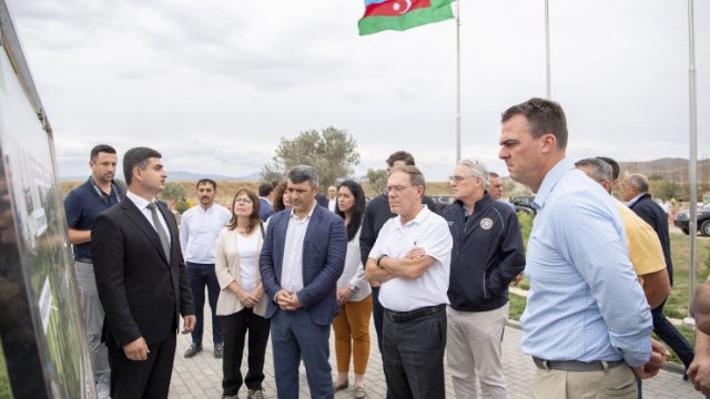 Oklahoma qubernatoruxa0 Zəngilanda “Ağıllı kənd” layihəsi ilə tanış oldu (FOTO)