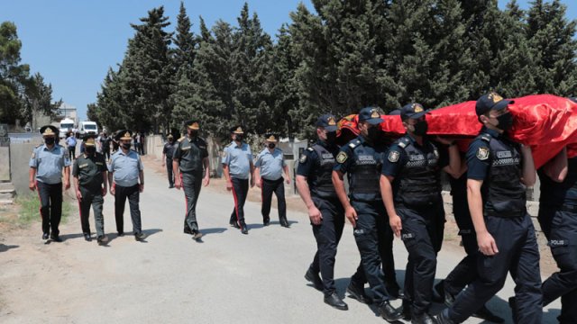Vilayət Eyvazov polis əməkdaşı ilə vida mərasimində iştirak etdi - FOTO
