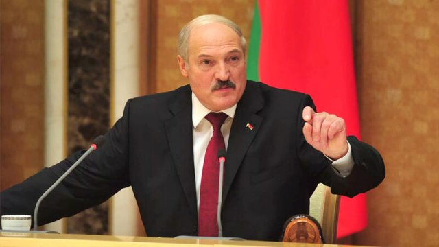 Lukaşenko jurnalistlərlə görüşdə gülünc vəziyyətə düşdü