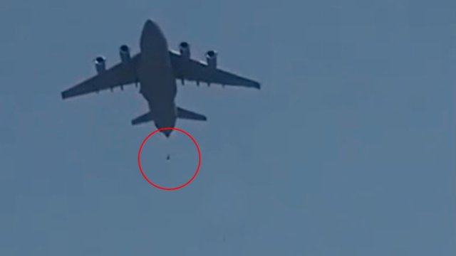 Əfqanıstanda dəhşət: İnsanlar təyyarədən yerə düşdü - VİDEO