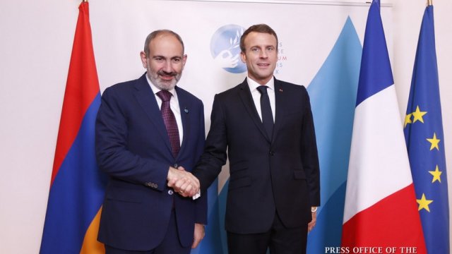 Makron Paşinyanla  vəziyyəti müzakirə etdi