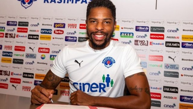 “Qalatasaray”dan ayrılan futbolçu İstanbulun digər klubuna keçdi