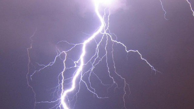 Gəncədə ildırım qaz xəttində yanğına səbəb oldu - FOTO