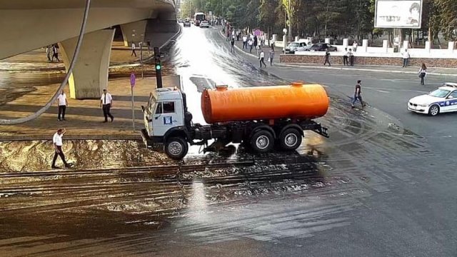 Yağ daşıyan yük maşını aşdı, “20 Yanvar” dairəsi bağlandı - FOTO