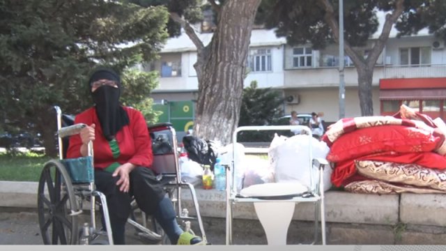 Bakıda əlil arabası ilə küçələrdə gecələyən qadının hekayəsi - VİDEO