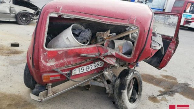 Ceyranbatanda ağır qəza: İki avtomobil toqquşdu, sürücülər xəsarət aldı - FOTOLAR