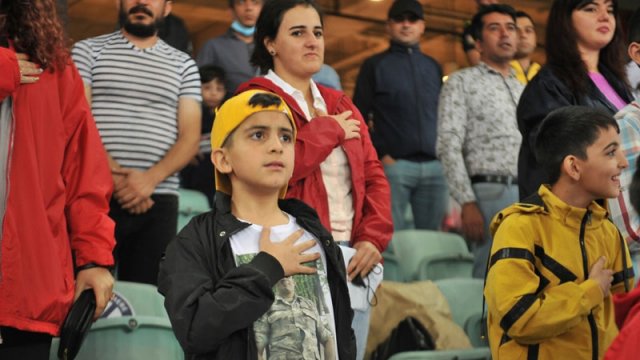 Şəhid ailələrinin üzvləri Azərbaycan - Portuqaliya oyununda azarkeş qismində iştirak edib - FOTO/VİDEO
