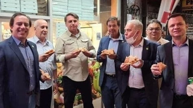 Prezidenti restorana buraxmadılar - Küçədə yemək yedi