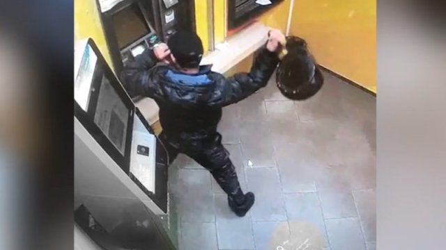 Hesabına pul köçürə bilməyən kişi evdən götürdüyü tava ilə bankomatı sındırdı (VİDEO)