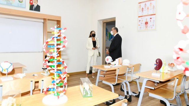 Mehriban Əliyeva Binədə yeni inşa edilən məktəbdə yaradılan şəraitlə tanış oldu - FOTOLAR