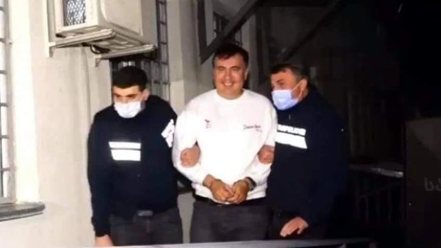 Saakaşvilinin polis tərəfindən tutulma anı - VİDEO/YENİLƏNİB