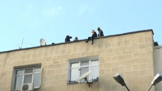 Bakıda intihara cəhd edənlər damdan belə düşürülüb - VİDEO/YENİLƏNİB