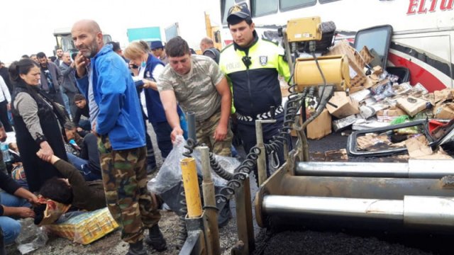 Hacıqabulda avtobus qəzaya uğradı: Çox sayda yaralı var - FOTOLAR