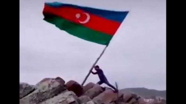Tehrana etiraz olaraq İrandakı dağa Azərbaycan bayrağı sancıldı - VİDEO