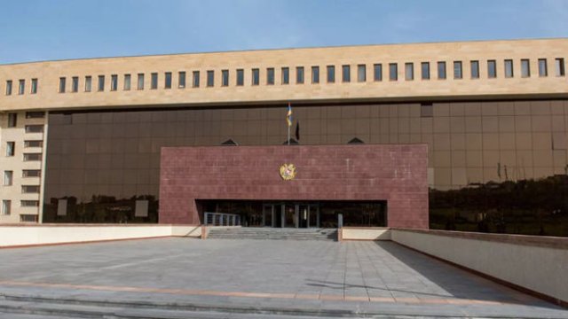 Ermənistandan “unikal” fırıldaqçılıq: Müdafiə Nazirliyinin əməkdaşı hərbi hissənin ərazisini satdı