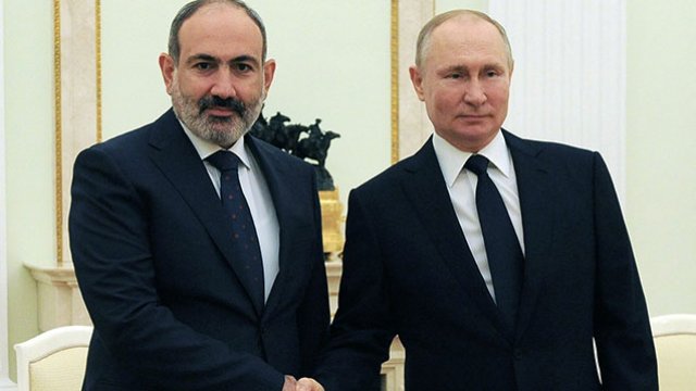 Putinlə Paşinyanın görüşü başladı