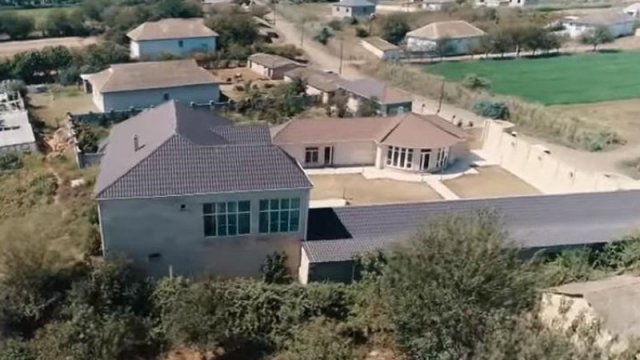 Müğənni Biləsuvarda 400 min manata villa tikdirib (VİDEO)