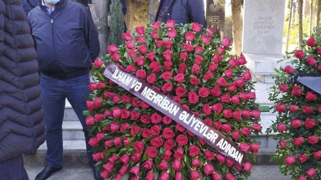 Prezident və birinci xanım Canəli Əkbərovun dəfn mərasiminə əklil göndərdi, nekroloq imzaladı