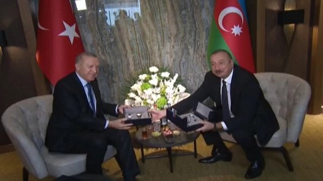 Ərdoğan İlham Əliyevə üstündə Xarıbülbül təsviri olan saatlar hədiyyə etdi (FOTO)