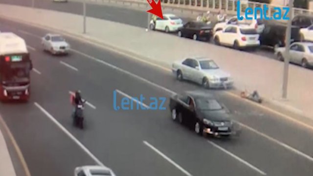 Bakıda yol polisinin yanında piyadanı vurdular - ANBAAN VİDEO