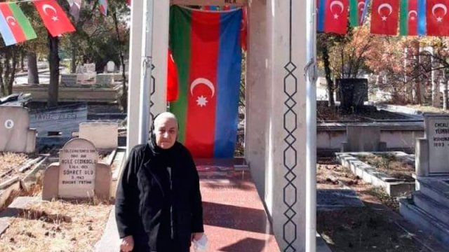 Polad Həşimovun anası Rəsulzadənin məzarını ziyarət etdi - FOTOLAR