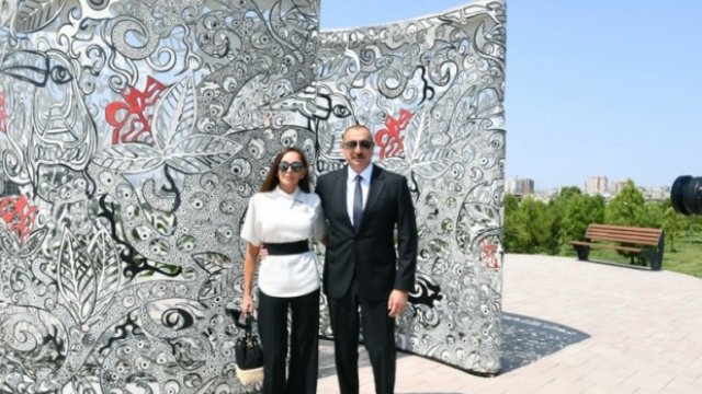 İlham Əliyev və birinci xanım Şamaxı Gənclər Parkında görülmüş işlərlə tanış olublar