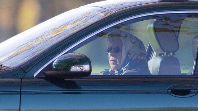 95 yaşlı kraliça “Jaguar”ın sükanı arxasında - FOTO