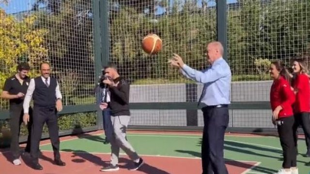 Ərdoğan gənclərlə basketbol oynadı - VİDEO