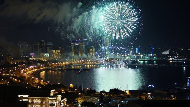 Bakıda Zəfər Günü münasibətilə musiqili atəşfəşanlıq keçirilib - FOTO/VİDEO/YENİLƏNİB