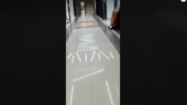 Moskvada yerə vurulan bayrağımız ayaq altından yığışdırıldı - FOTO/VİDEO